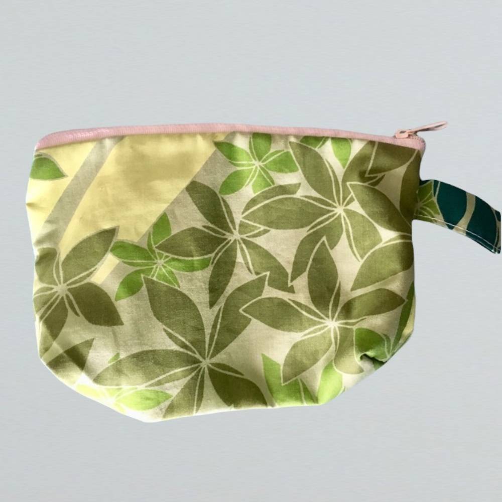 Hawaiian | Green Flower Patterned Zippered Pouch